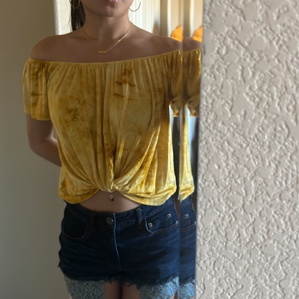 Off Shoulder Crop Top 💛